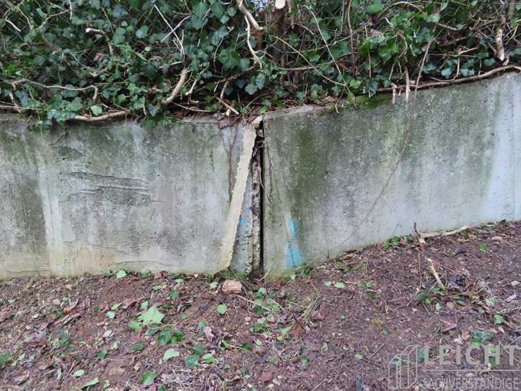 Das Bild zeigt die beschädigte Verfugung einer Stützwand. 