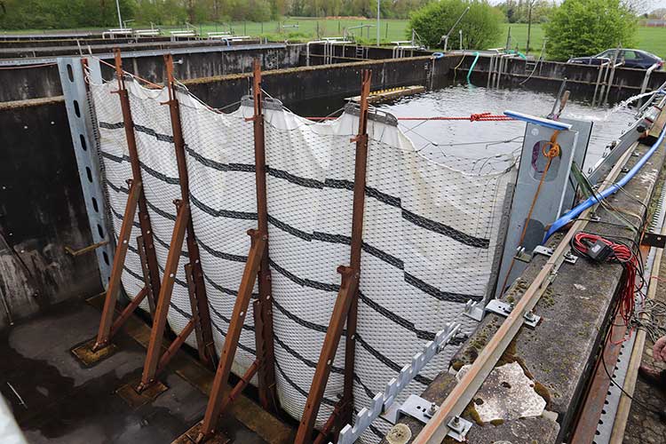 Vier Meter hohe Hochwasserschutzwand auf einem abgesperrten Gelände der Bundeswehr in Münster, die permanent dem immensen Druck einer Wassersäule von 3,7 Metern standhält 