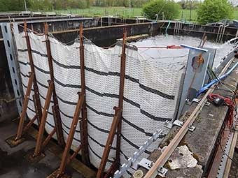 Vier Meter hohe Hochwasserschutzwand auf einem abgesperrten Gelände der Bundeswehr in Münster, die permanent dem immensen Druck einer Wassersäule von 3,7 Metern standhält 