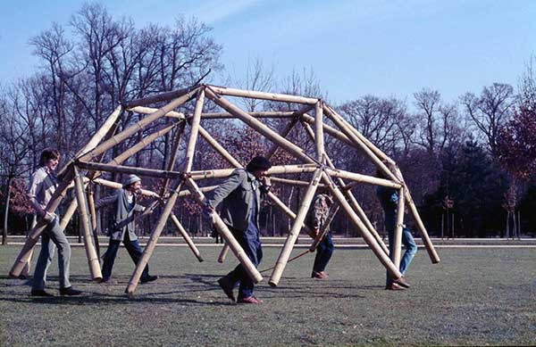 Gernot Minke forscht seit den 1970er-Jahren zu Low Cost Bauen. Das Bild zeigt eine Bambusgitterschale von 1982. 